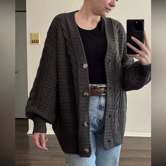 Oversized Grey Cable Knit Cardigan Long Sleeves Hip Length Buttoned - Picture 16 of 16